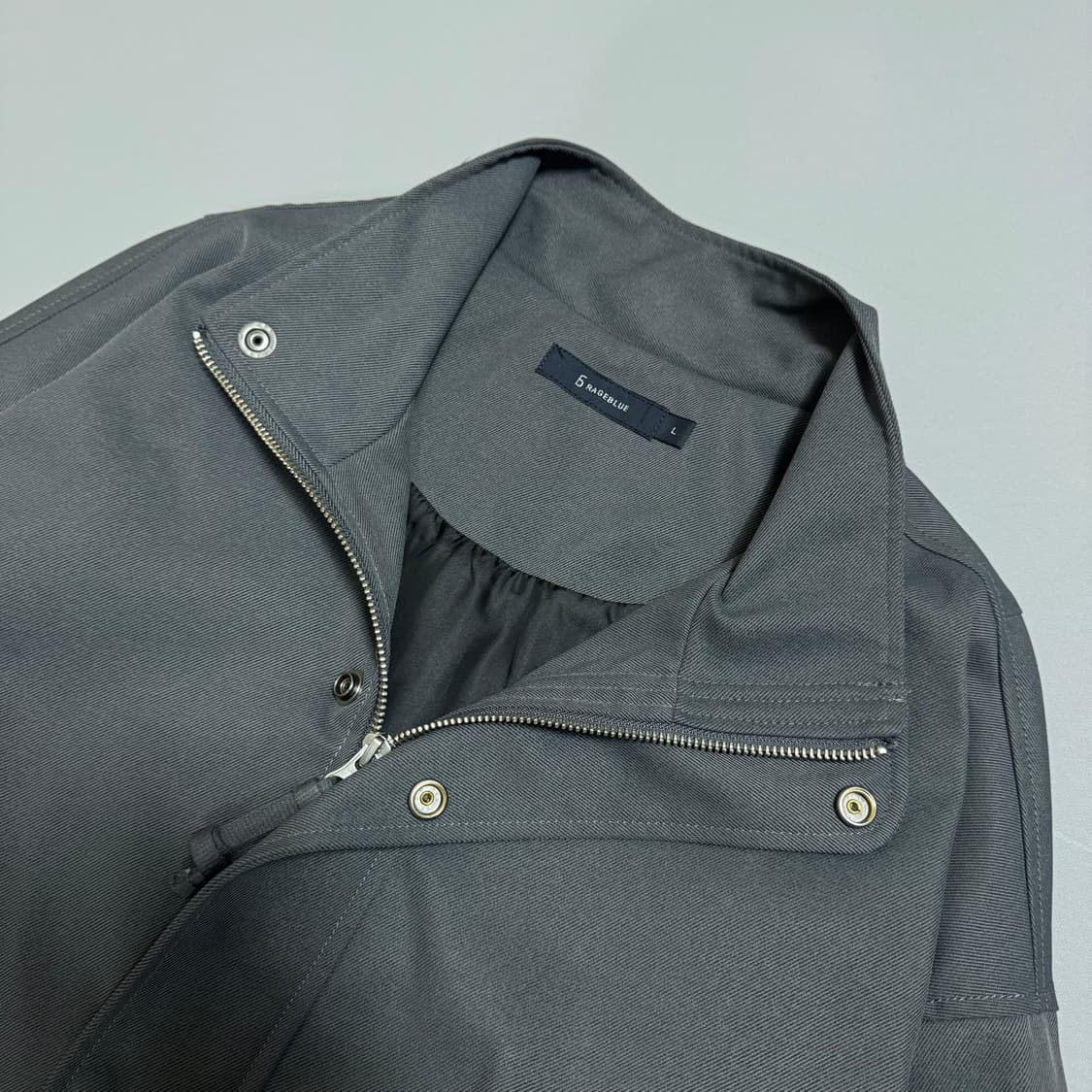 레이지블루 그레이컬러 폴리에스터 혼방 스트랩 하이넥 밀리터리 자켓 상품이미지3