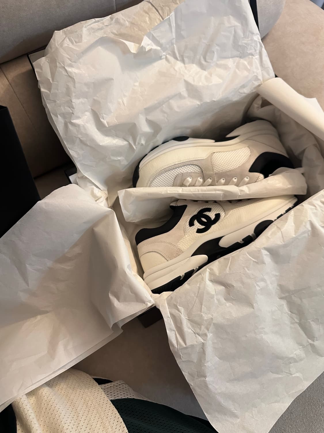 샤넬  카프스킨 CC 로고 스니커즈  41 사이즈 거의새상품 상품이미지2