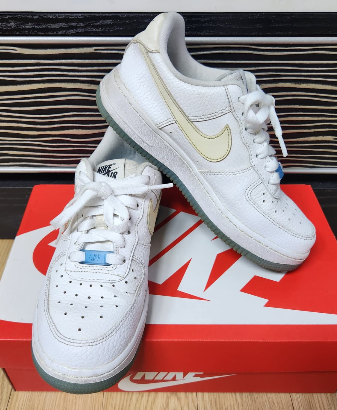 나이키 에어포스1 '07 LX 화이트 유니버시티 블루 스니커즈, 운동화  상품이미지3