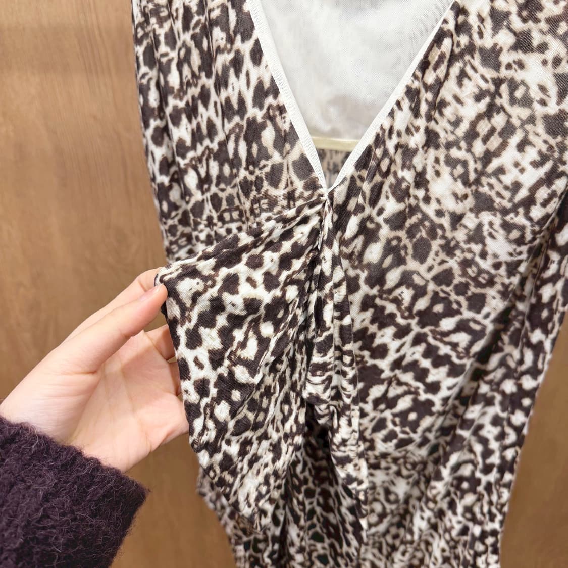 막스마라 슬리브리스 블라우스 호피 패턴 프릴 브이넥 로우하이 헴 디테일 상품이미지6