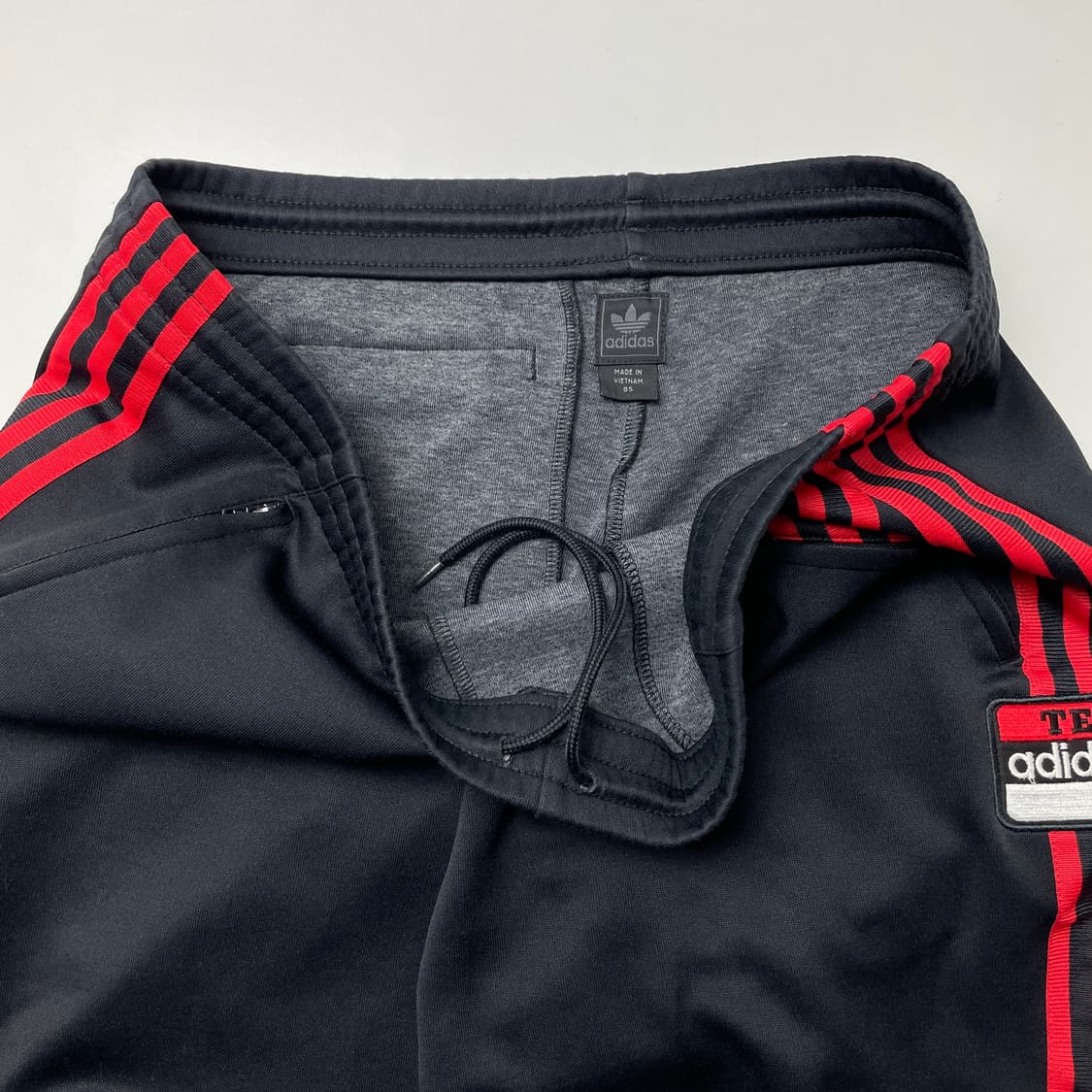 [중고] 아디다스 블랙/레드 삼선 트레이닝 바지 상품이미지3