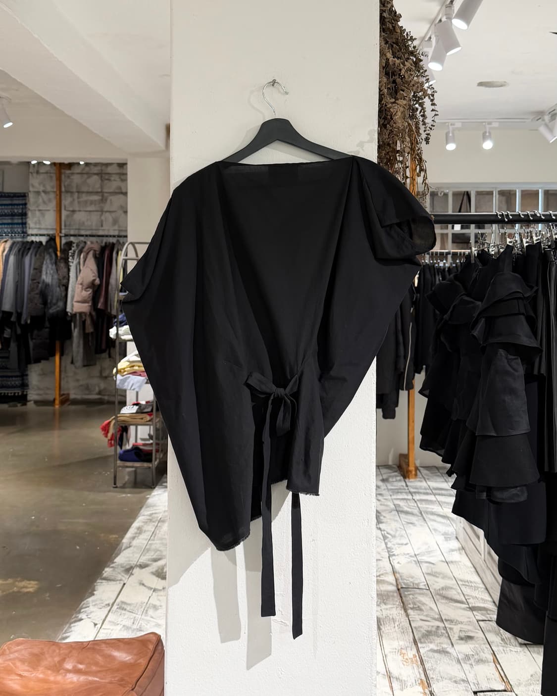 비비안웨스트우드 블랙 브이넥 언발란스 드레이프 백리본 탑  상품이미지6