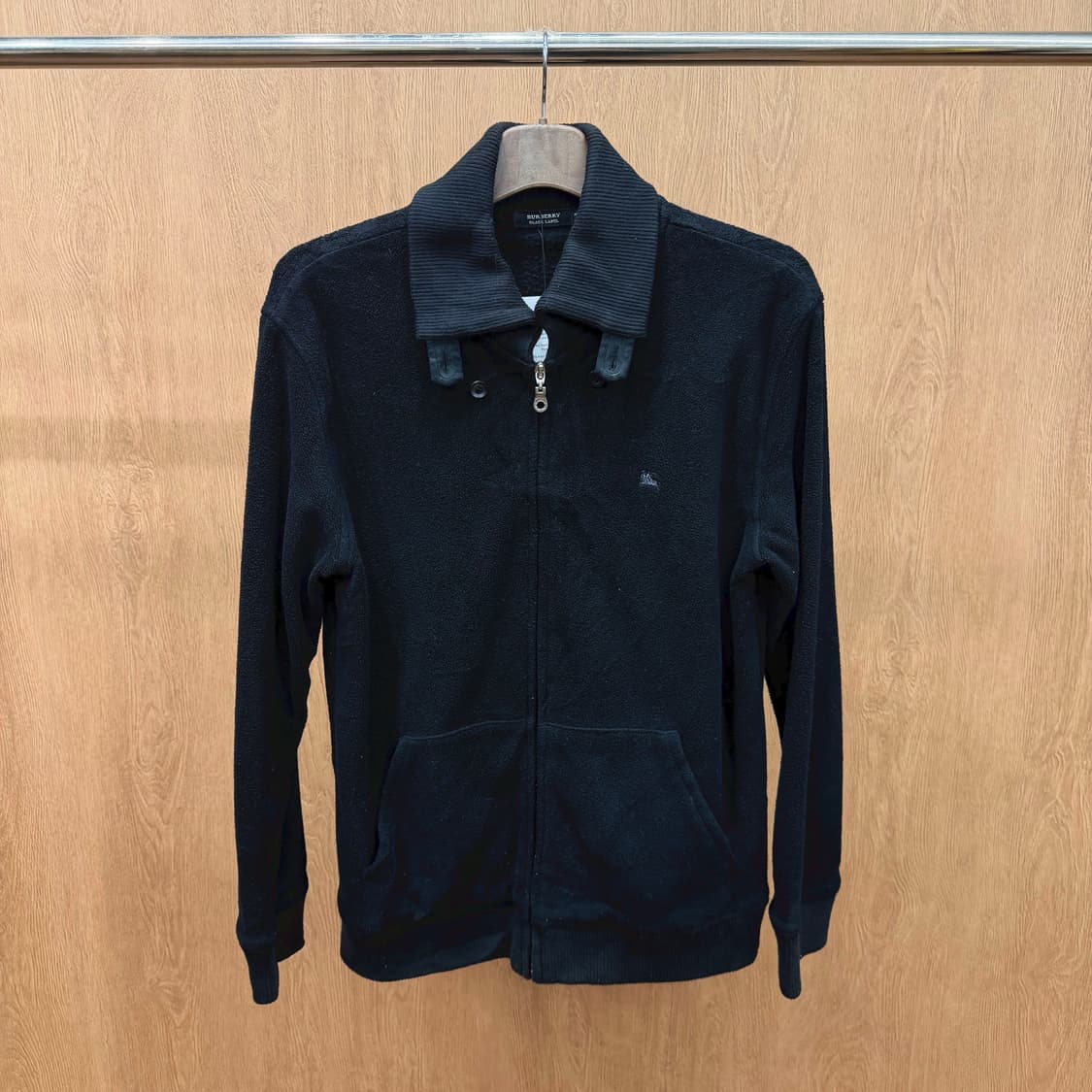 버버리 블랙라벨 긴팔 카라넥 플리스 로고 자수 골지 넥라인 디테일 블랙 상품이미지2