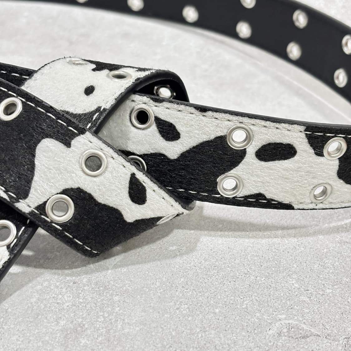 Oribell 스포티드 카우 송치털 아일렛 스터드 롱 벨트 상품이미지5