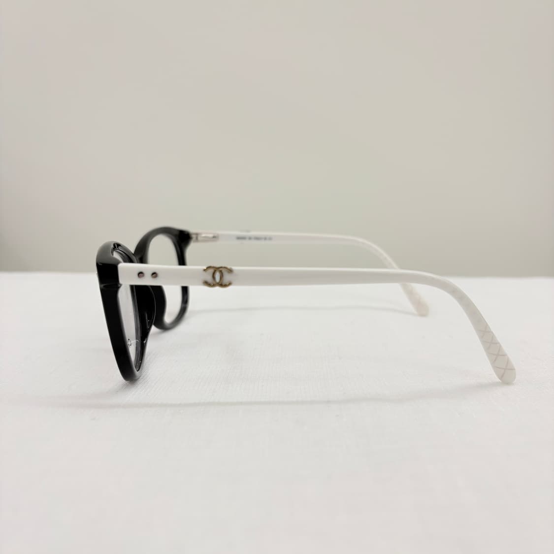 CHANEL 샤넬 빈티지 CC로고 블랙화이트 뿔테 상품이미지4