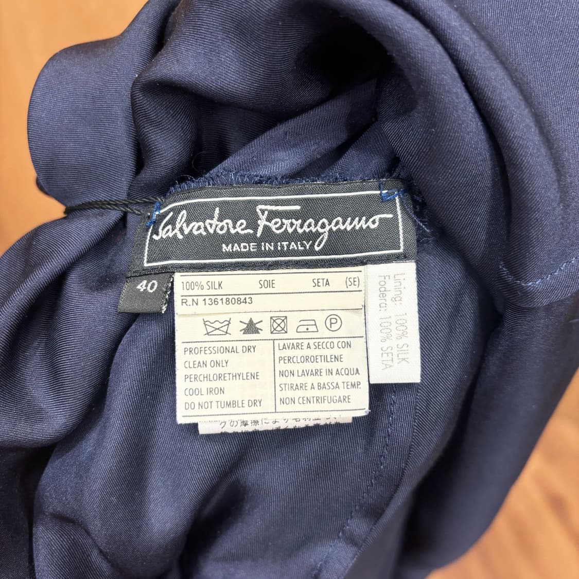 살바토레 페라가모 실크 원피스 러플 캡 슬리브 타이넥 셔링 디테일 네이비 상품이미지6