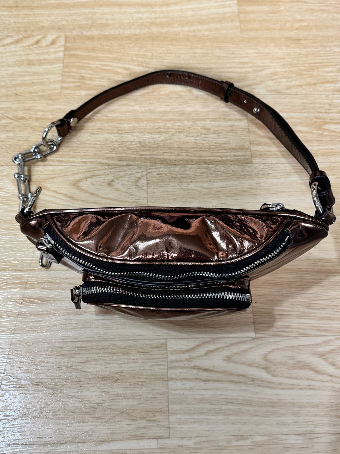 피플 오브 월드 체인 벨트백 메탈릭 브론즈 상품이미지4