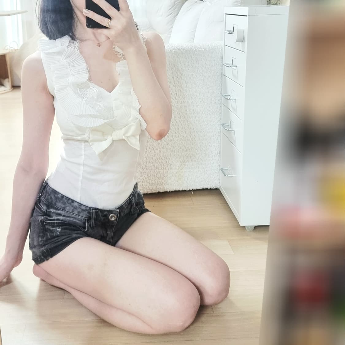 레이스 러플 센터리본 슬리브리스 코튼 블라우스 (44~날씬55) 상품이미지1