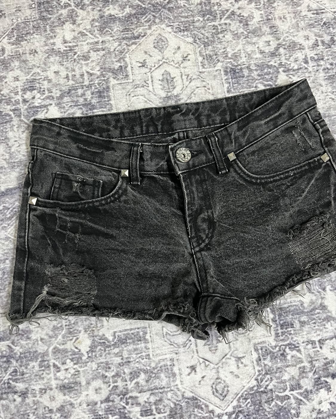 Studded Distressed Black Denim Shorts 상품이미지4