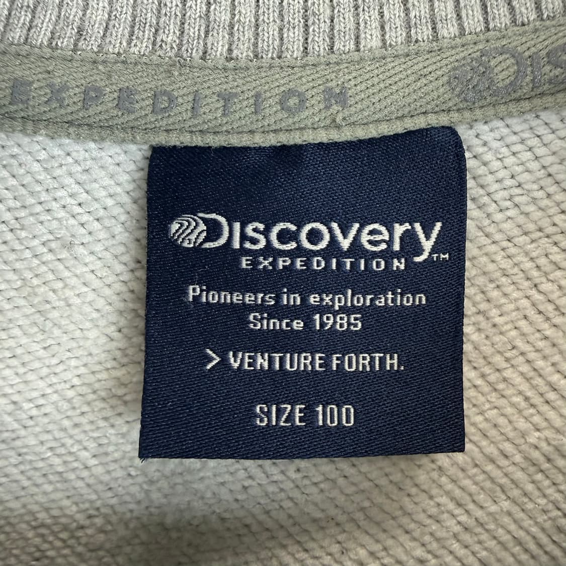 100) 디스커버리 로고 맨투맨 그레이 상품이미지3