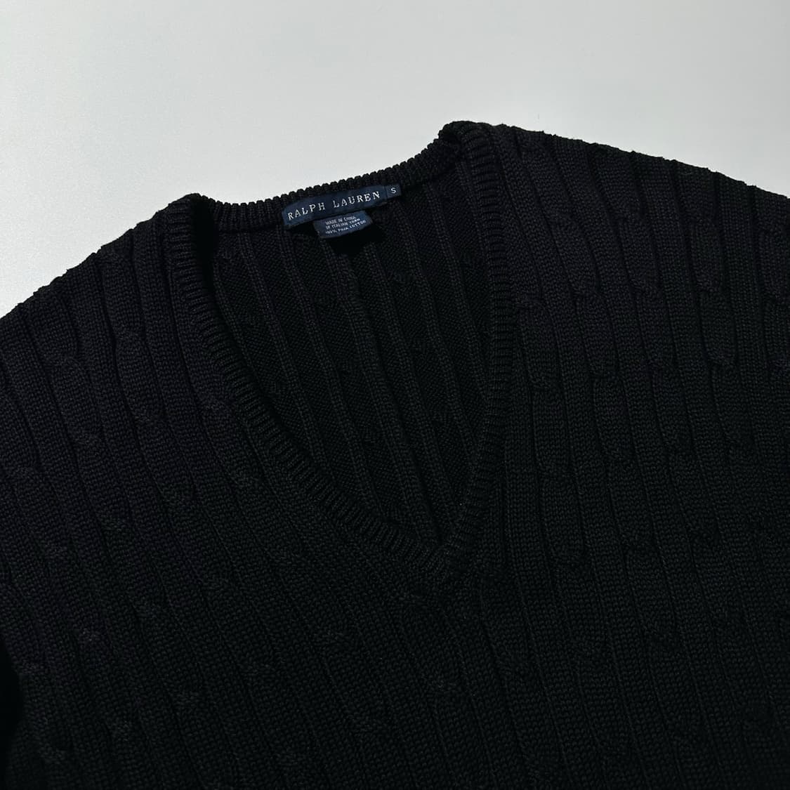 폴로 랄프로렌 케이블 V넥 니트 반팔 블랙 상품이미지3