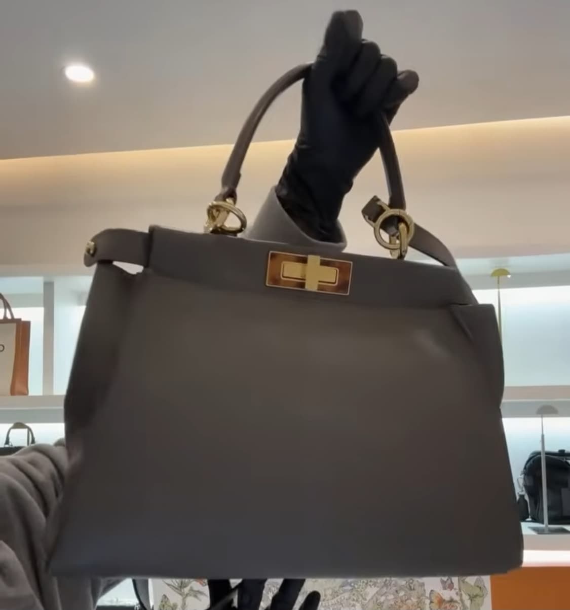 펜디 피카부 미듐레더 숄더백 상품이미지6