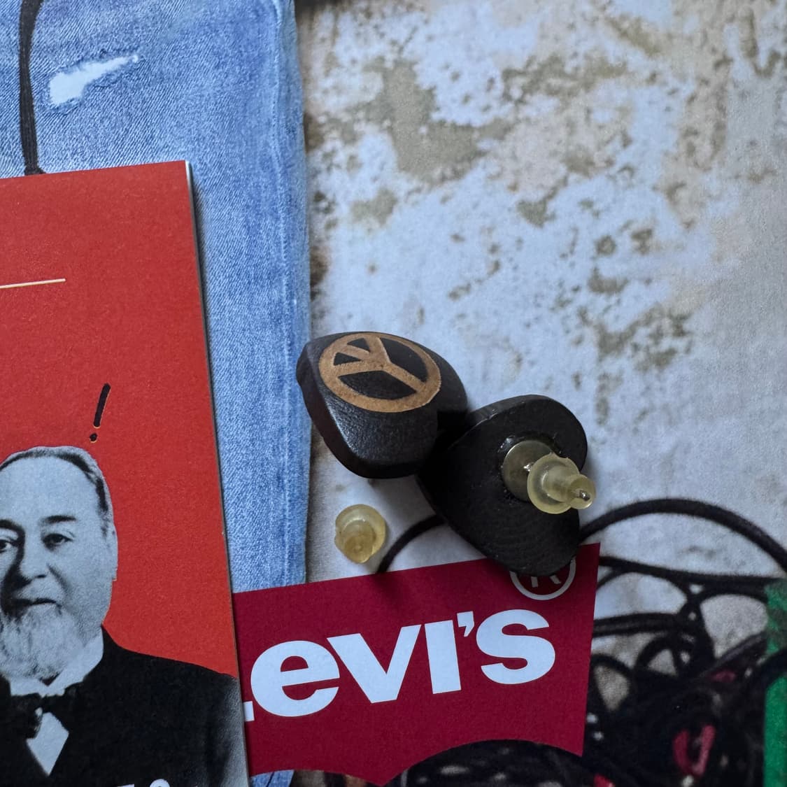 빈티지 피스 로고 마크 각인 우드 하트 쉐잎 이어링 귀걸이 상품이미지2