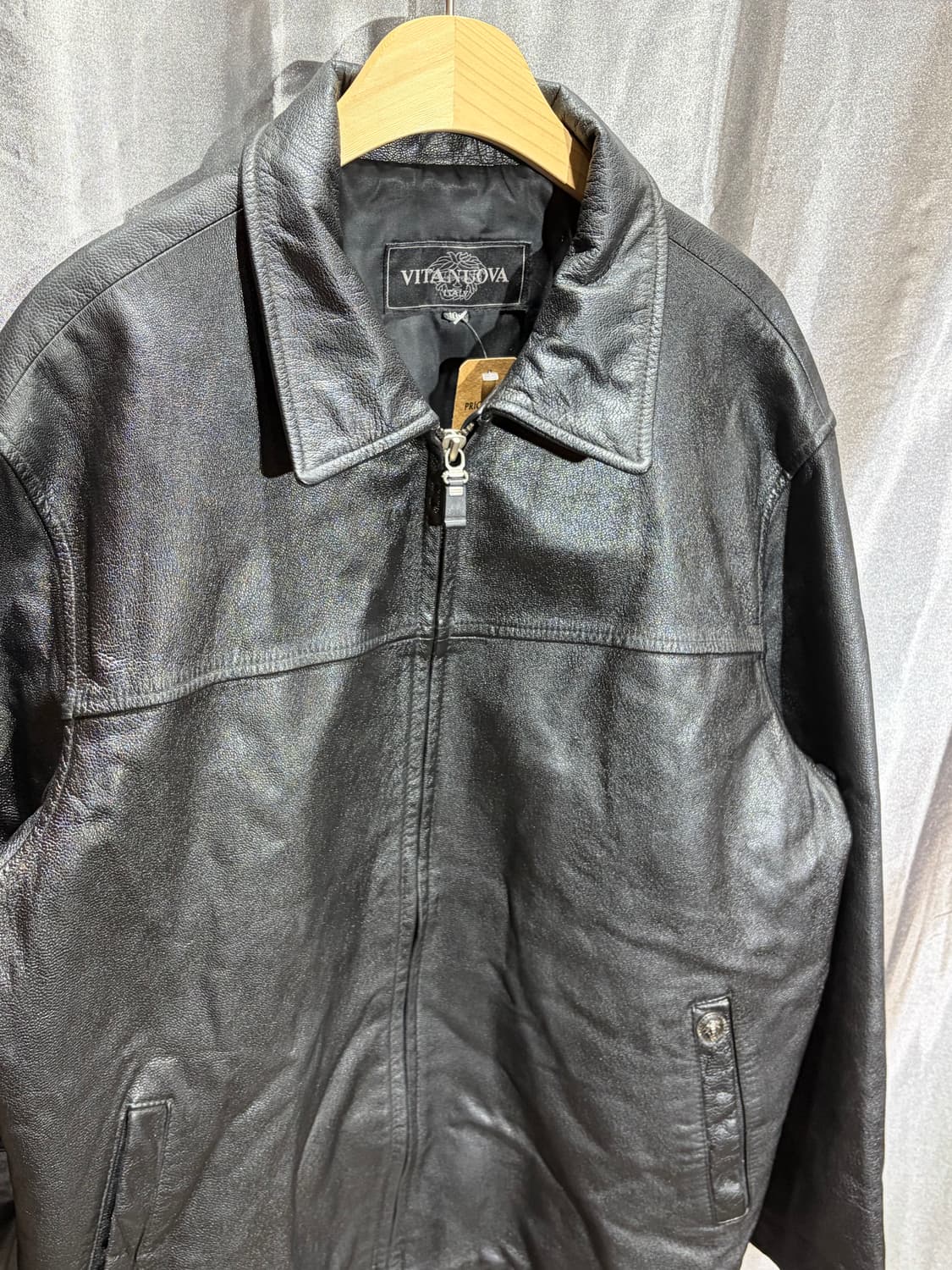 L VITANUOVA 각인 포켓 절개 쉽스킨 레더자켓 상품이미지4