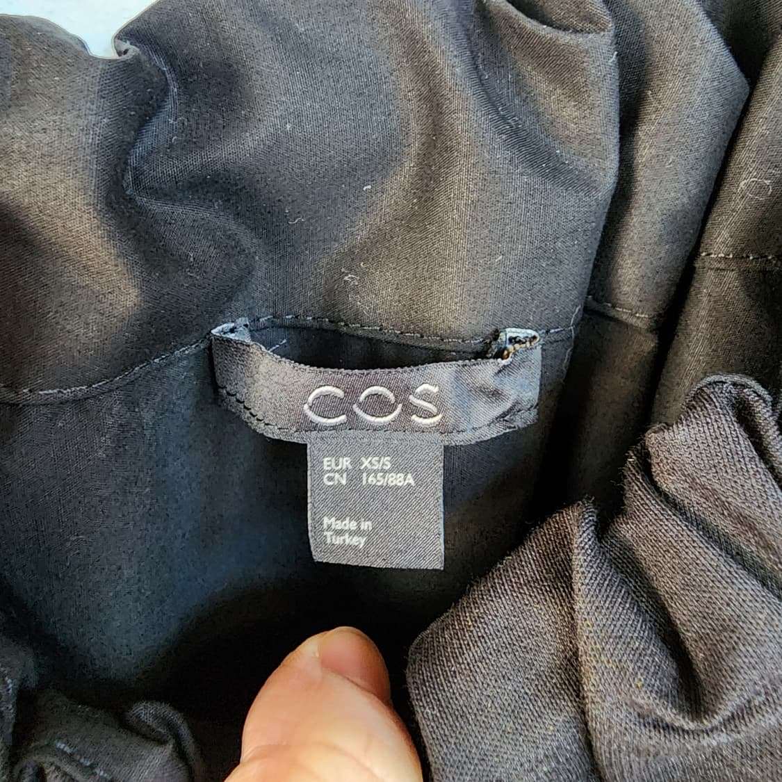 cos 블랙 리본 셔링 원피스 상품이미지9