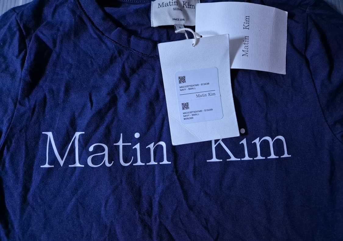 (새상품) 마뗑킴 로고 크롭탑 네이비 상품이미지2