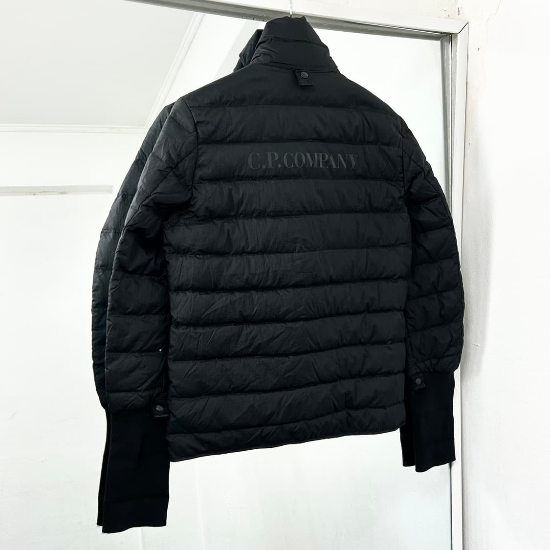 CP 컴퍼니 구스다운 경량 패딩 상품이미지1