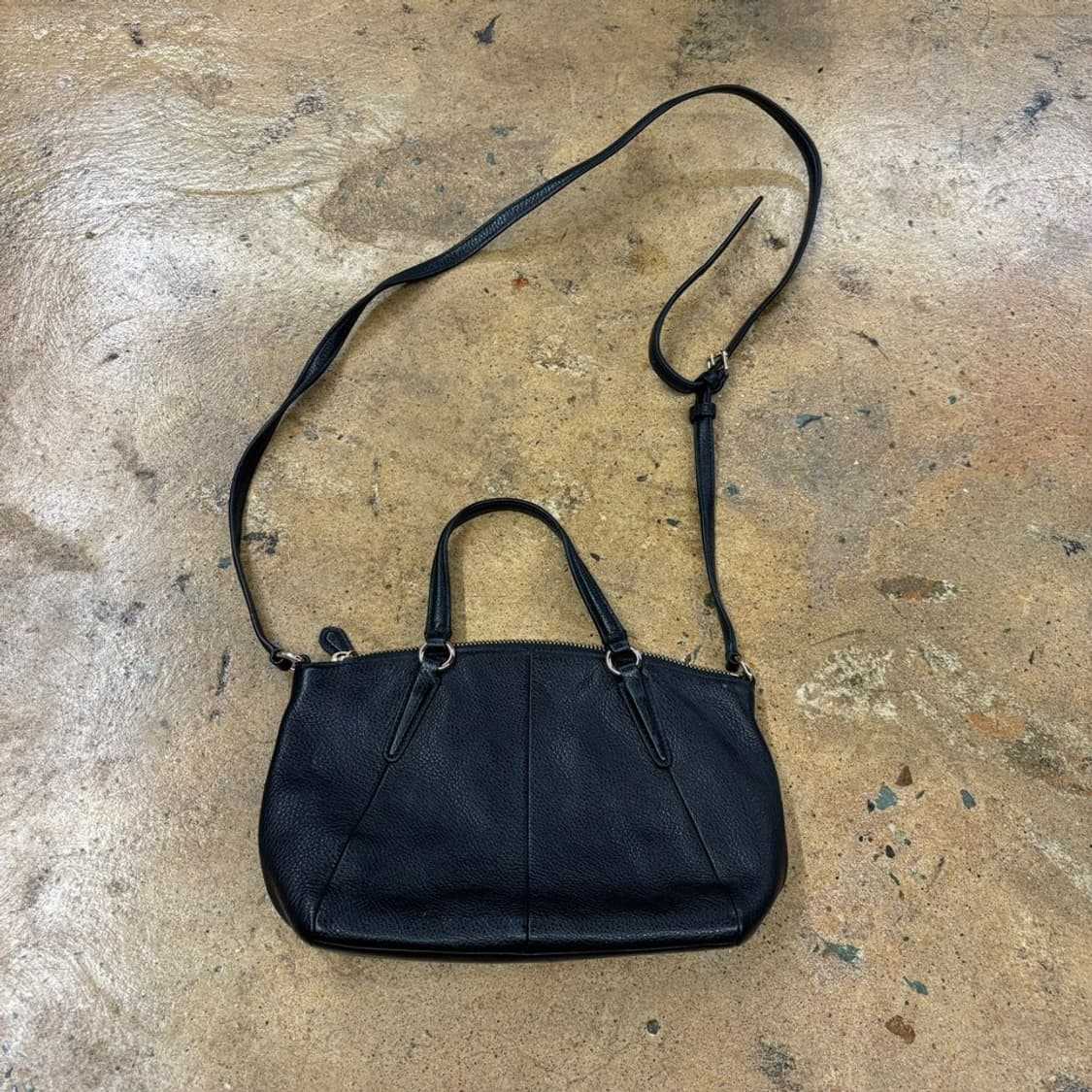 코치 블랙 가죽 크로스백  상품이미지3