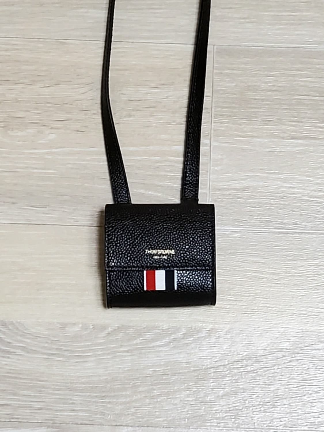 톰브라운 페블 레더 미니 파우치 위드 숄더 스트랩 상품이미지2