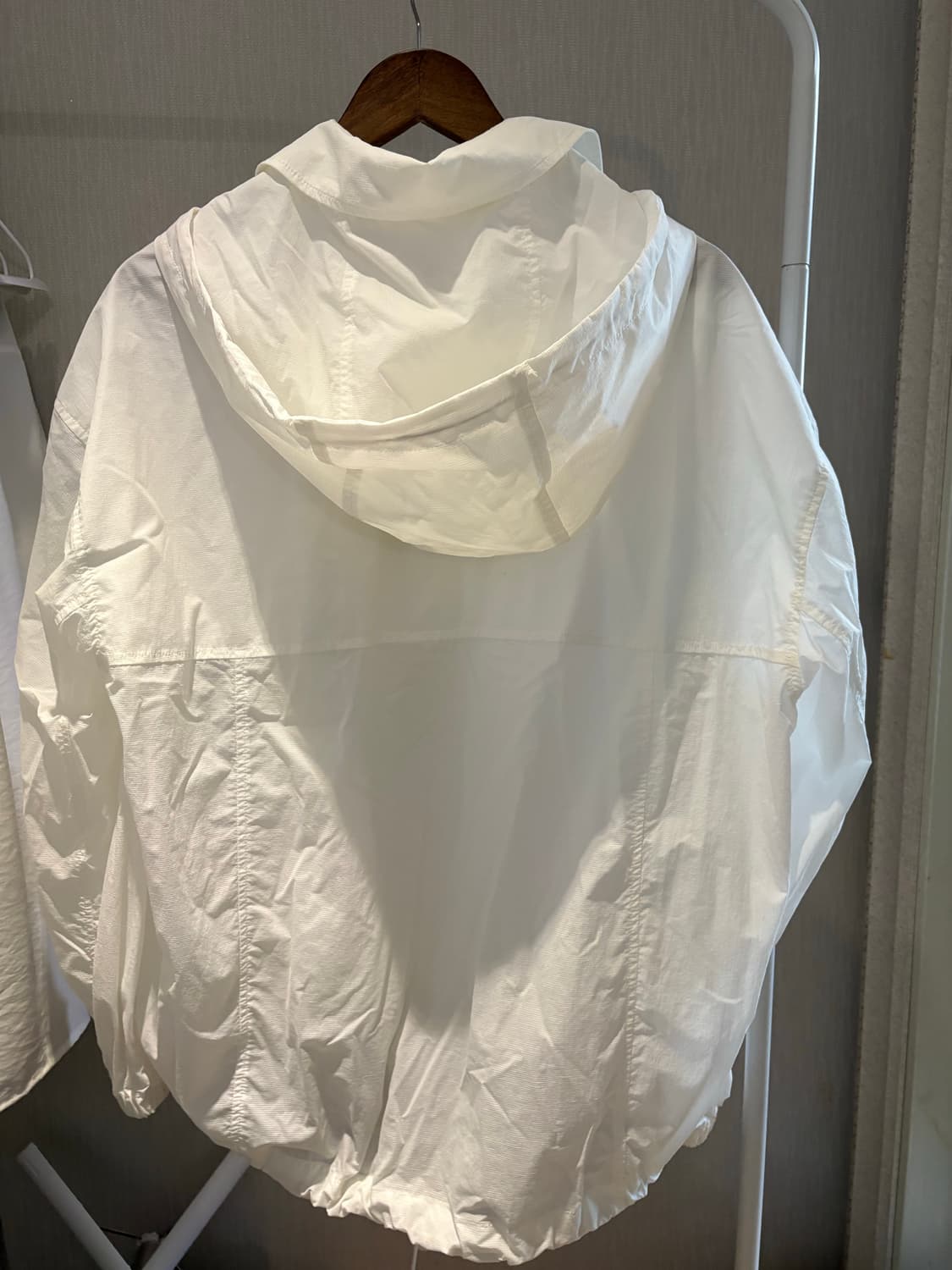 톰보이 화이트 박시 바람막이 상품이미지4