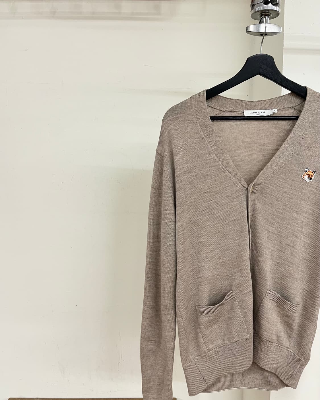 메종 키츠네 베이지 폭스 헤드 패치 클래식 가디건 상품이미지3