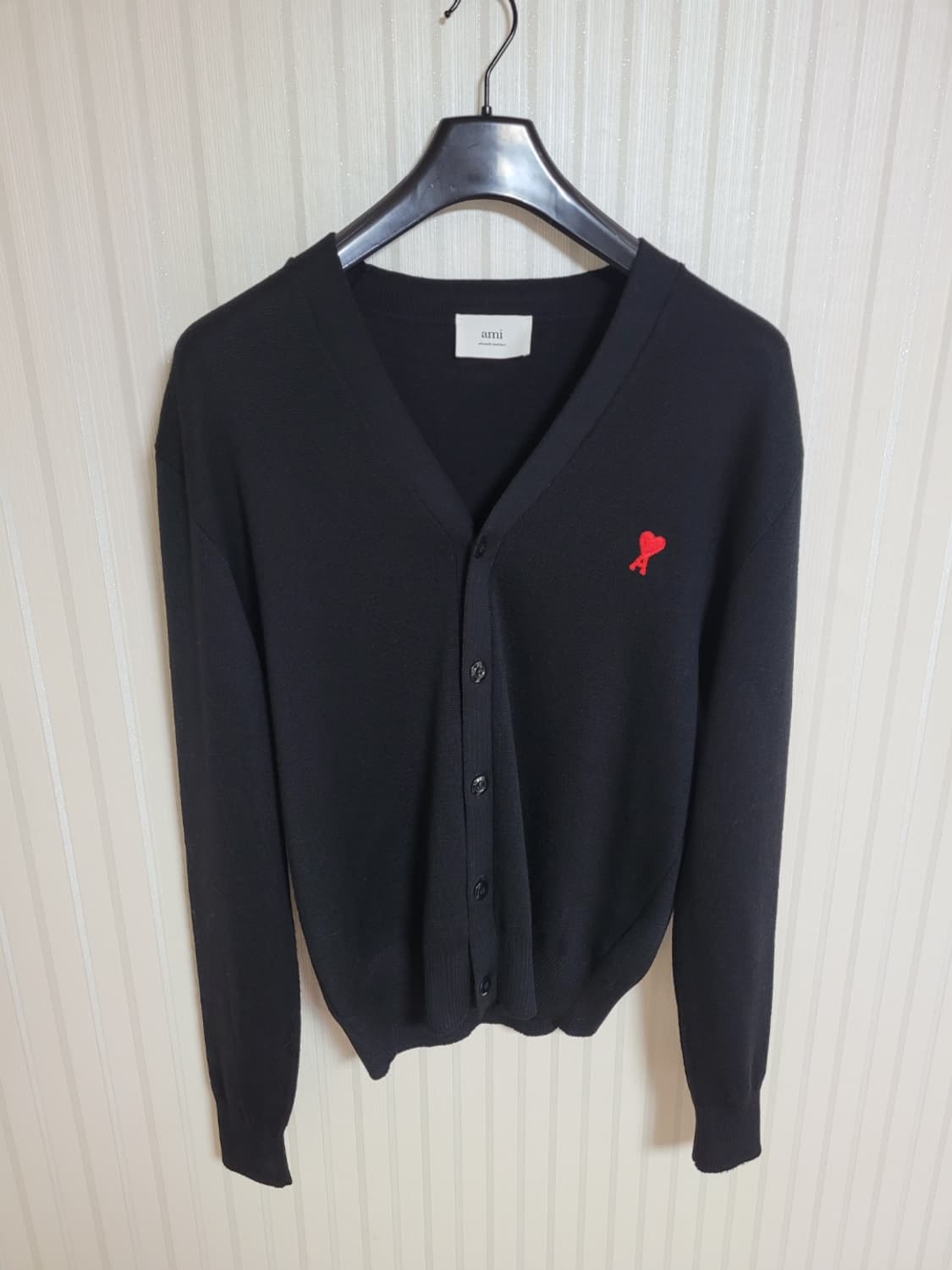 L 아미 블랙 스몰 하트자수 울 가디건 BFHK305 001 상품이미지1