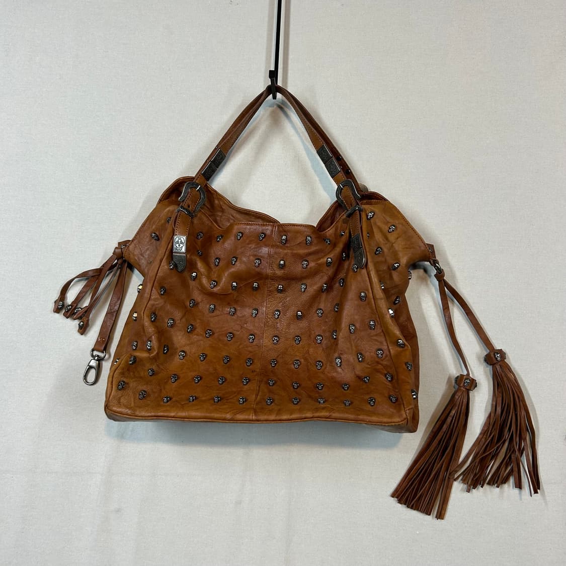 가죽 해골 스컬 스터드 숄더백 브라운 상품이미지1