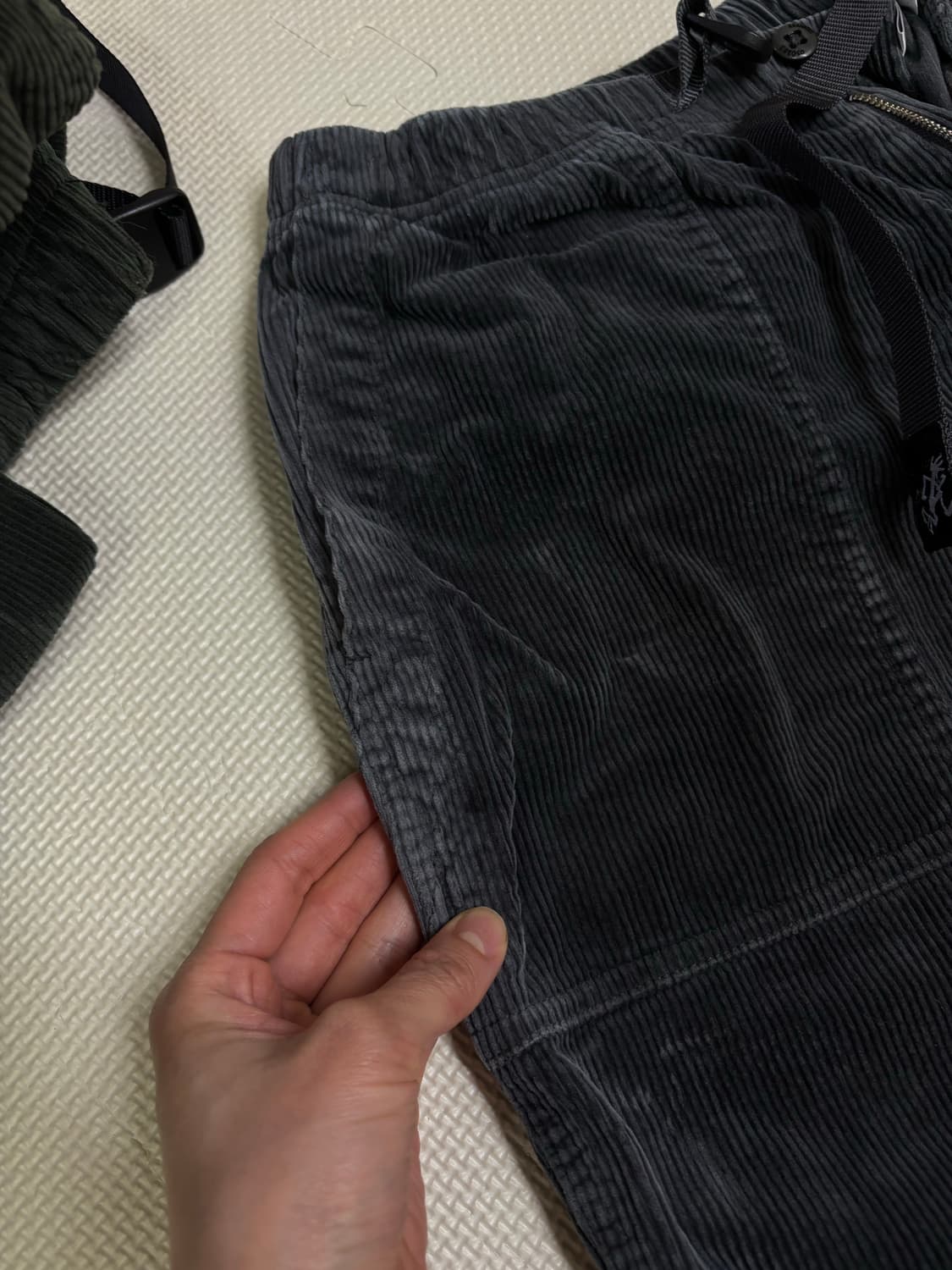그라미치 코듀로이 팬츠 차콜 상품이미지2