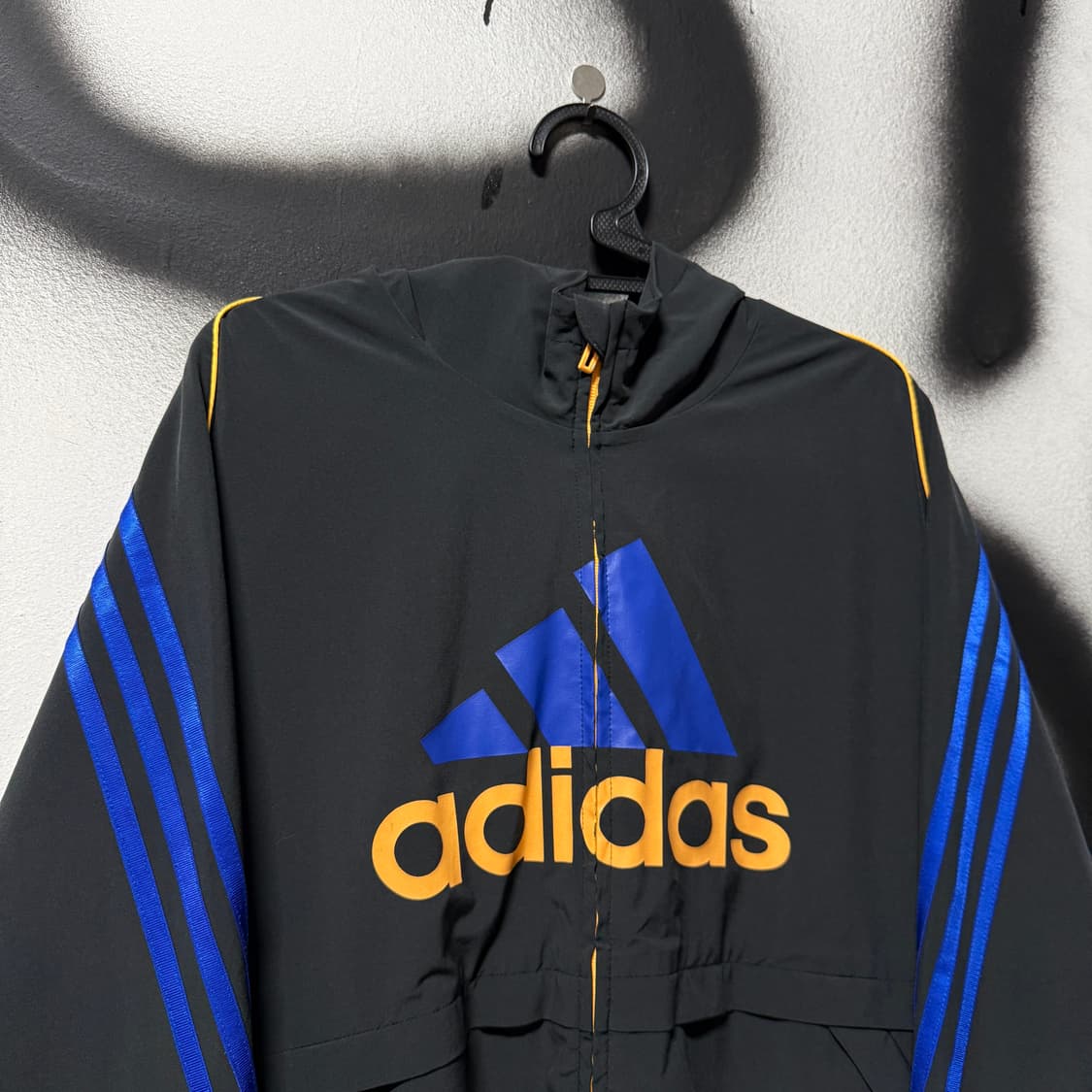 아디다스 올드스쿨 빅 프린팅 삼선 라인 디테일 후드 윈드브레이커 자켓 상품이미지3