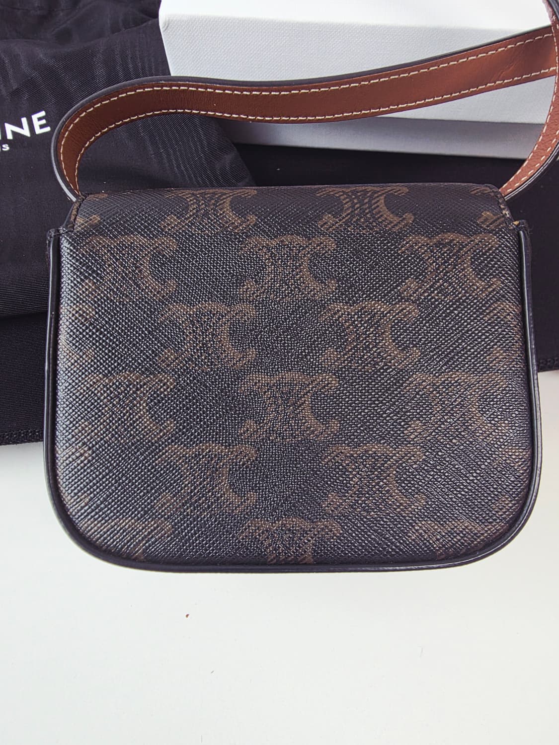 셀린느 트리옹프 미니 탄 크로스백 상품이미지3