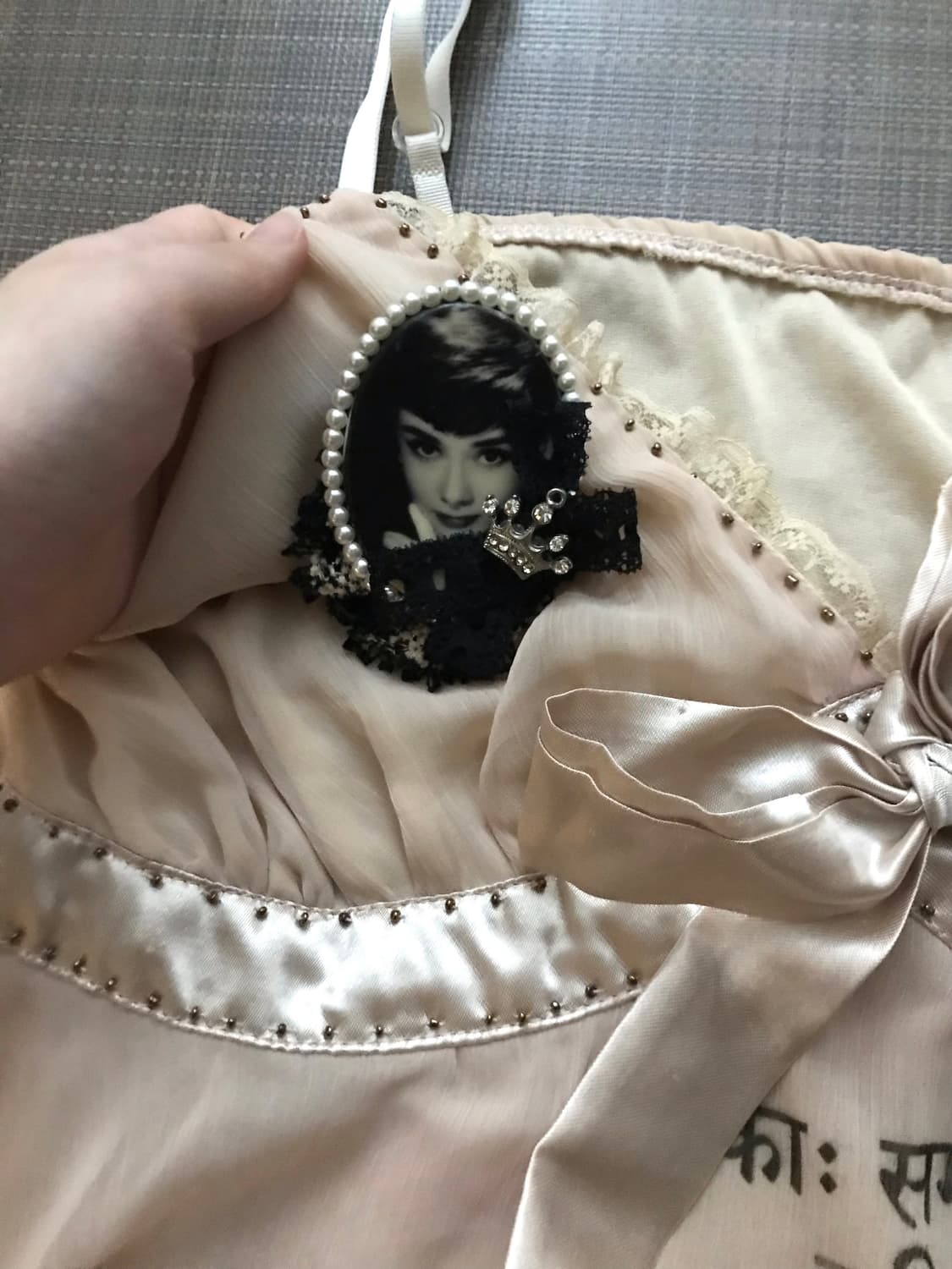 Portrait Brooch Ribbon Chiffon Cami 상품이미지4