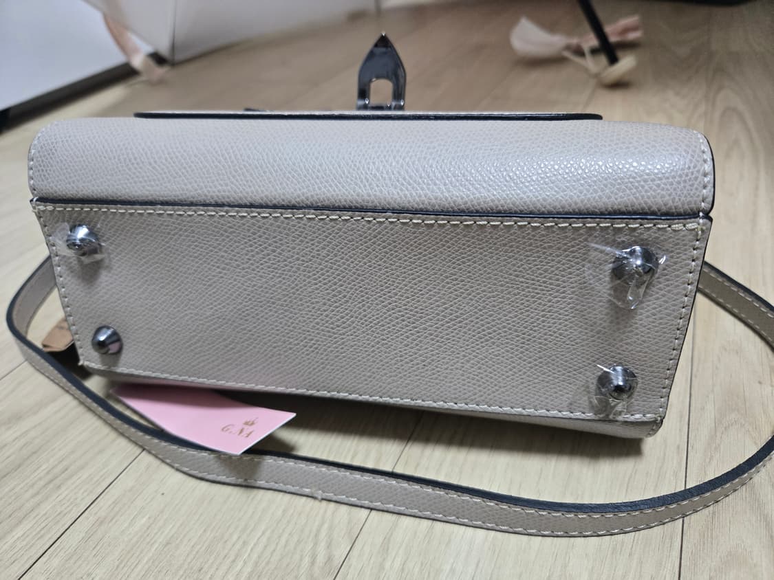 스파오 반달 갈색 크로스백입니다

전체적으로 깔끔한 디자인이며, 스트랩  상품이미지5