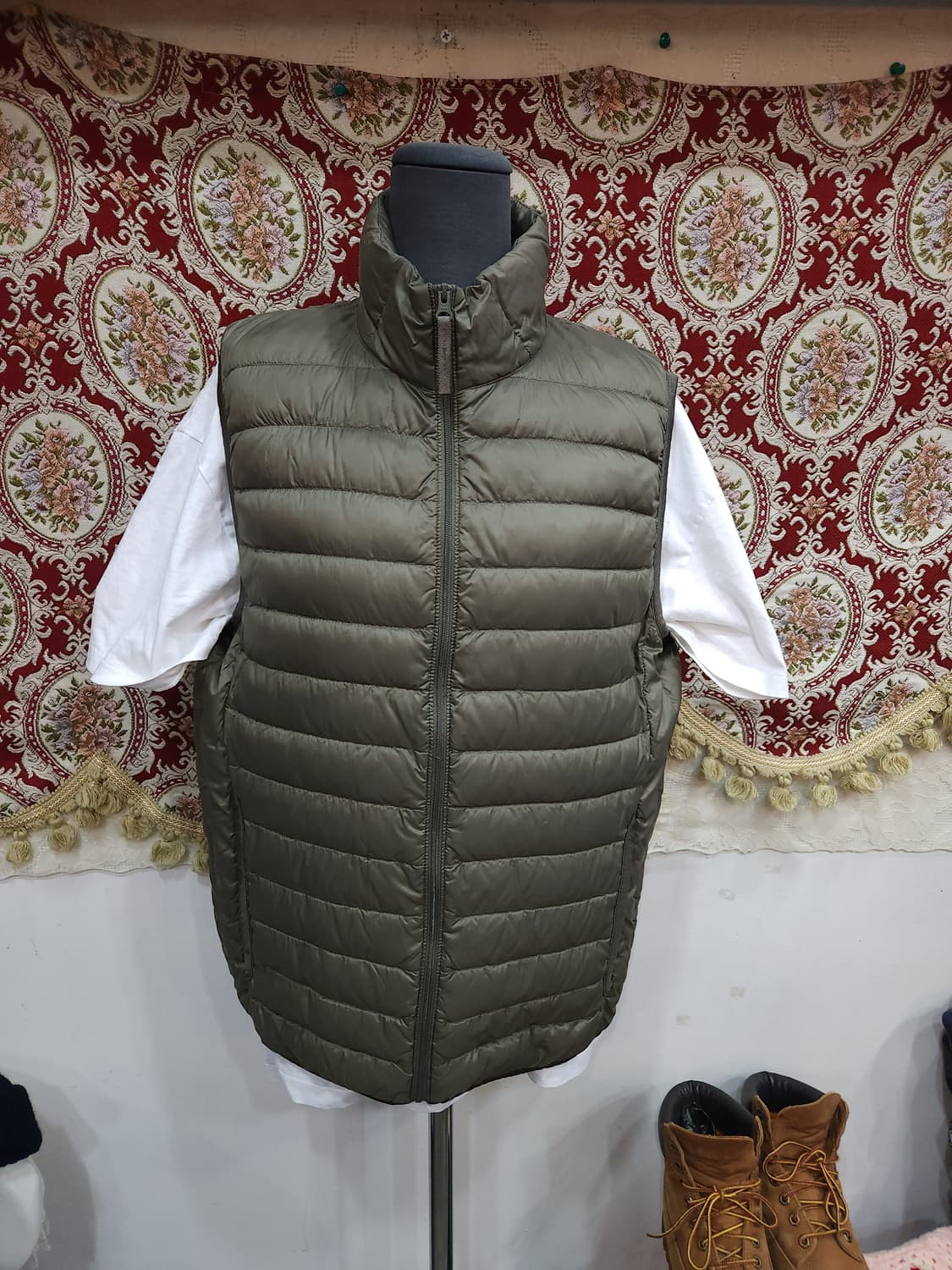 유니클로 카키 오리털 경량 패딩조끼

 상품이미지1