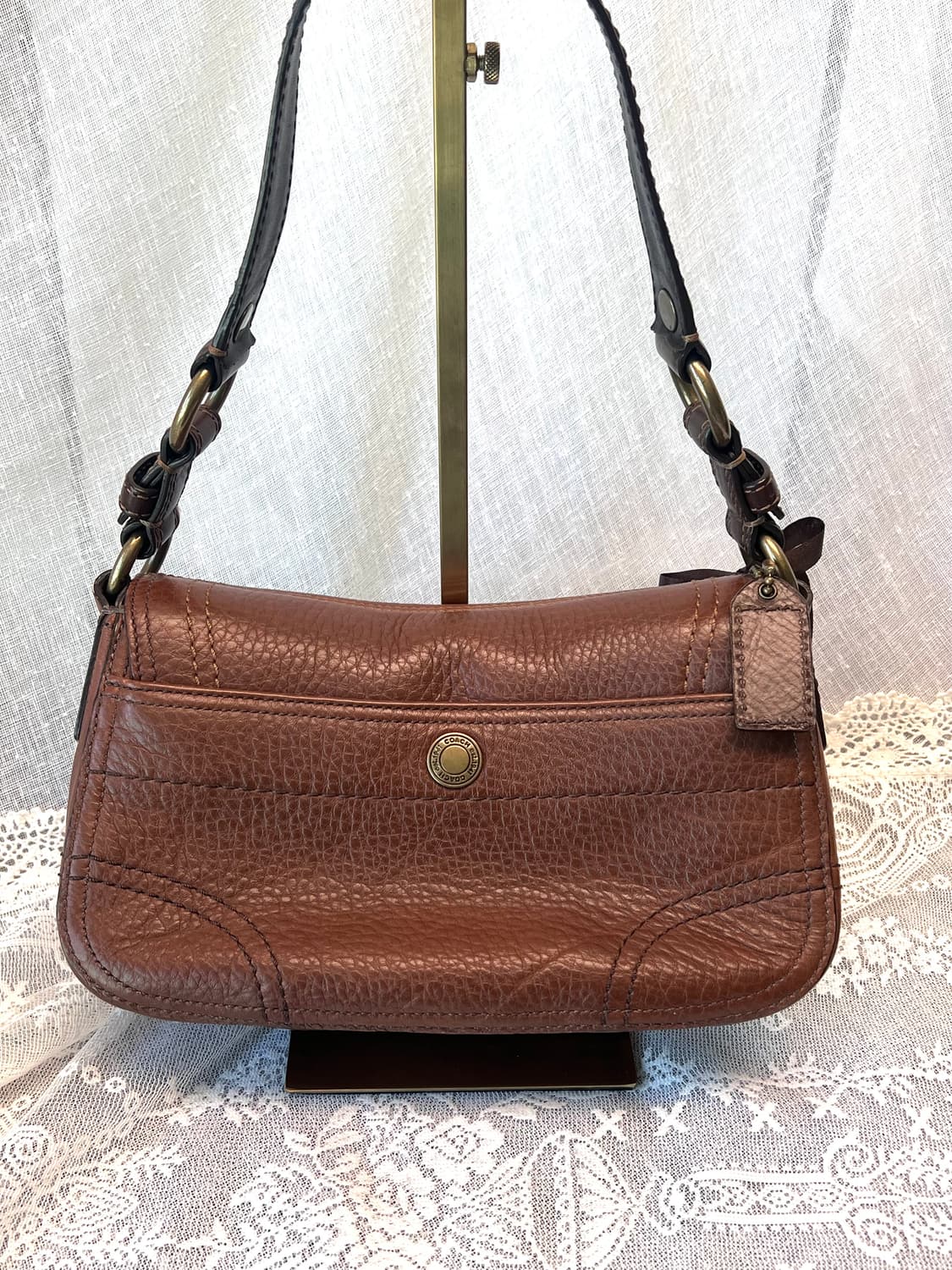 Old coach  클래식 페블 레더 딥 브라운 턴락 숄더백 아카이브 상품이미지3