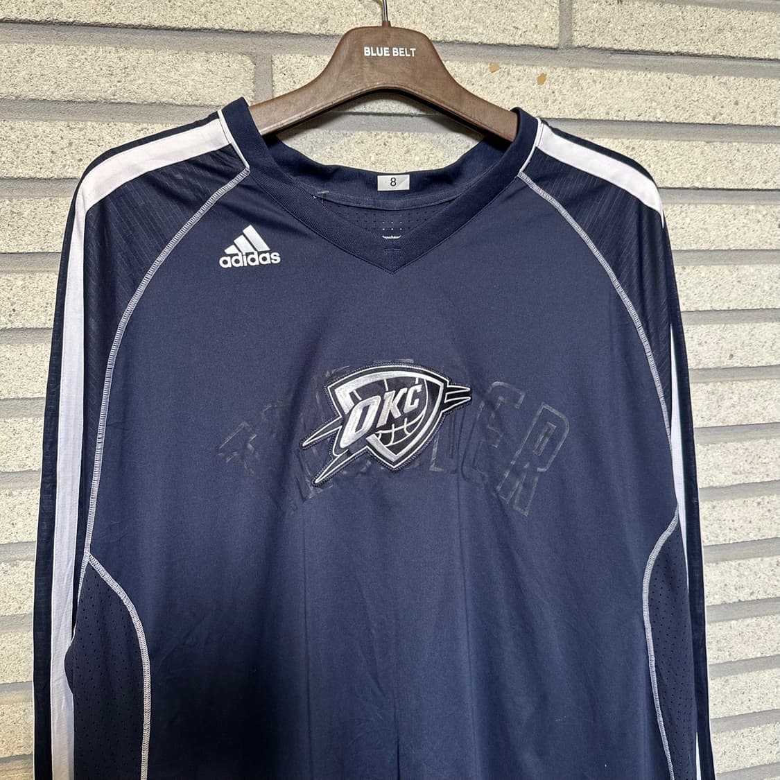 아디다스 NBA OKC 썬더 로고 롱슬리브 브이넥 삼선 디테일 네이비 상품이미지3