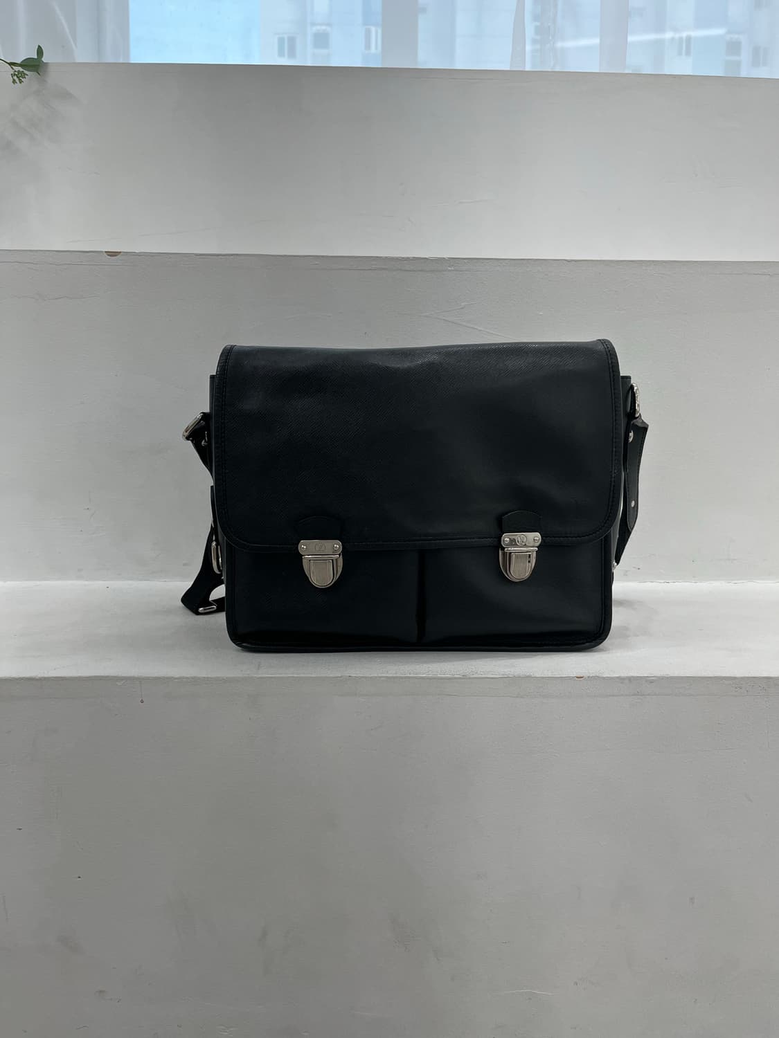 루이비통 타이가 알렉세이 크로스백 블랙 상품이미지1