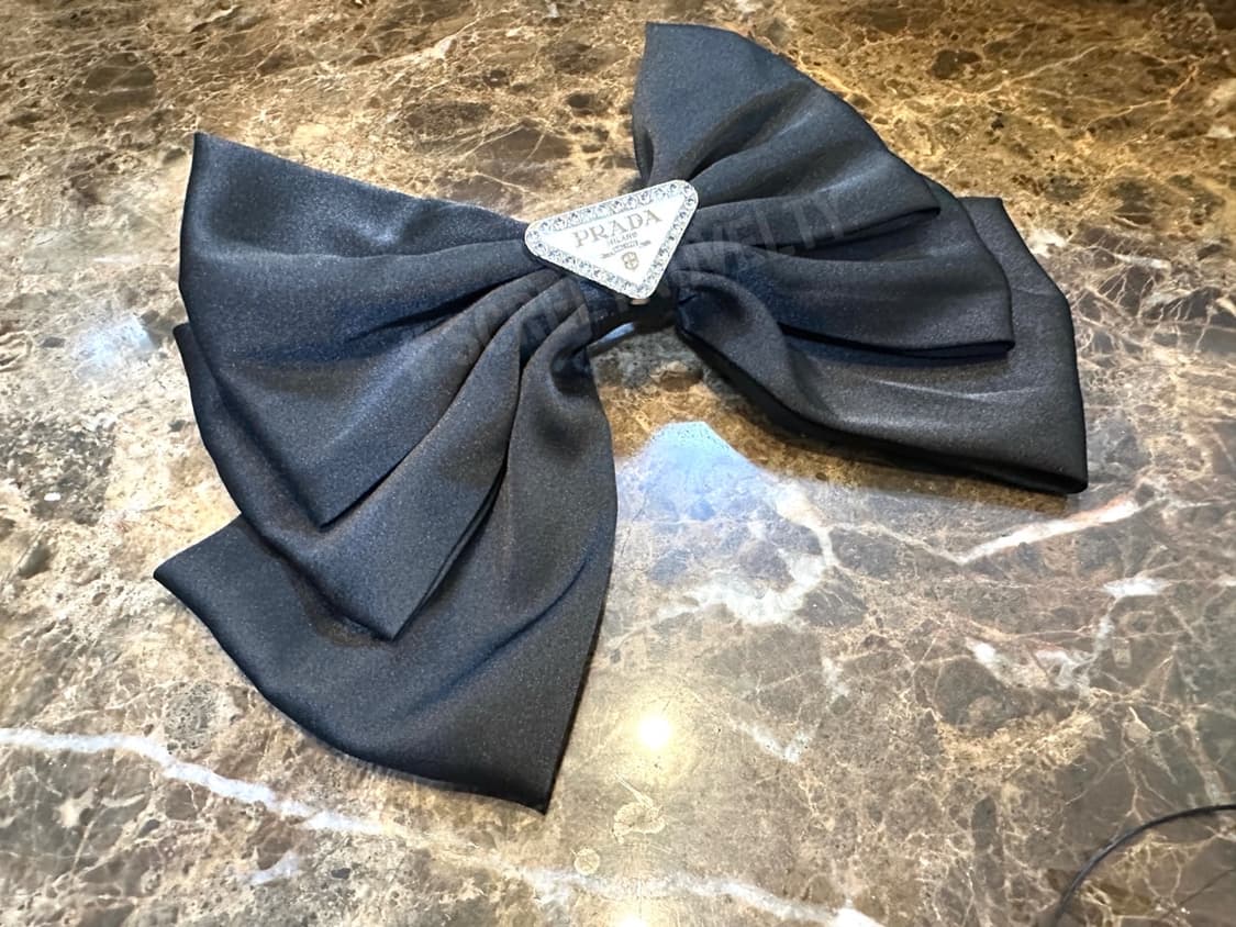 프라다 화이트로고 헤어핀 블랙 상품이미지3