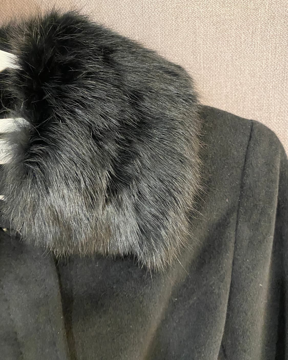 허리 스트랩 카라 퍼 블랙 코트  상품이미지4