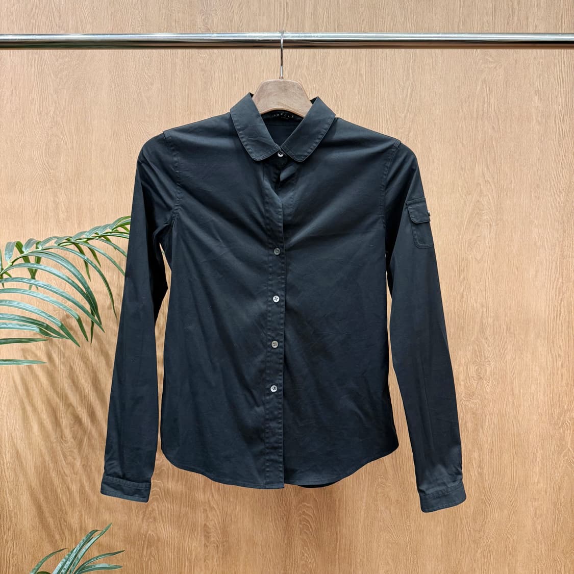 띠어리 코튼 긴팔 셔츠 블라우스 팔 스트랩 버튼 디테일 블랙 상품이미지1