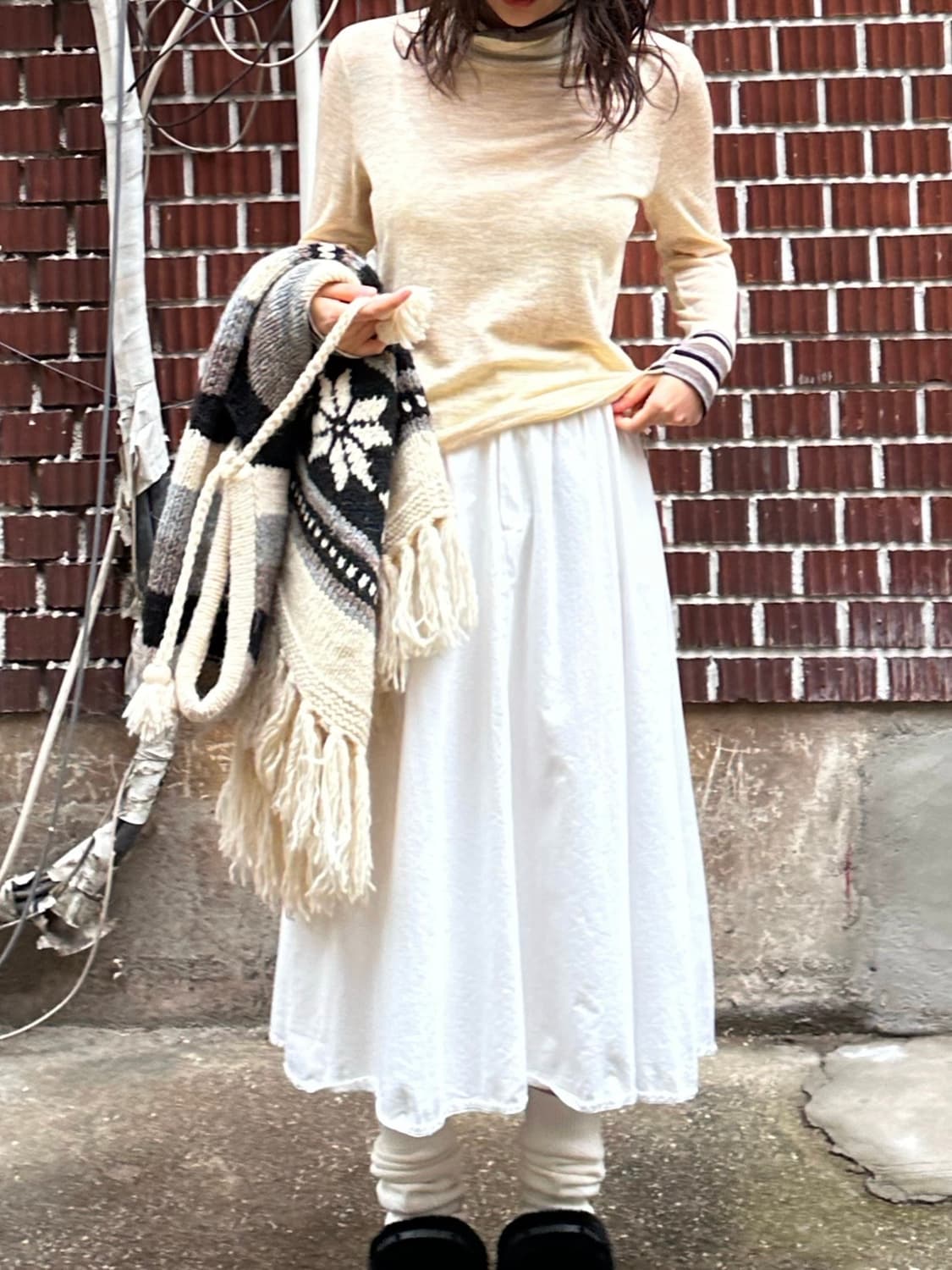 모리 노르딕 후드 케이프 스트라이프 목폴라 화이트 스커트 코디세트 상품이미지6