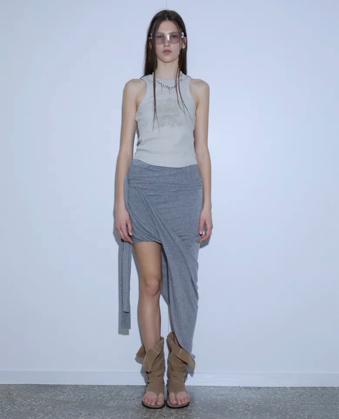 더포르타 애시메트리컬 드레이프 스커트 그레이 언발란스트임미디치마롱스트랩회 상품이미지1