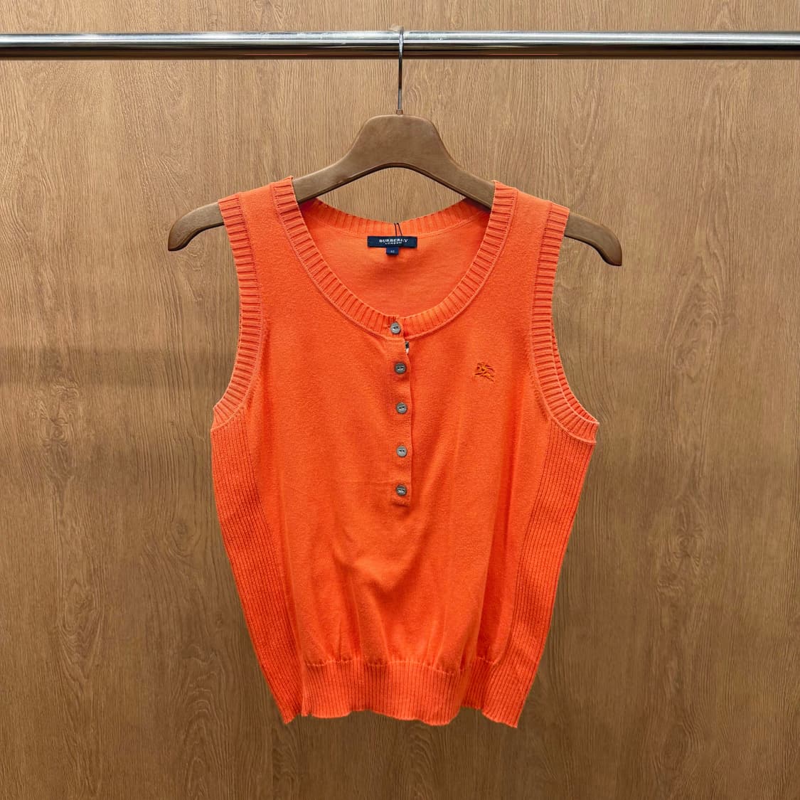 버버리 런던 라운드넥 니트 베스트 클래식 버튼 로고 자수 디테일 오렌지 상품이미지2