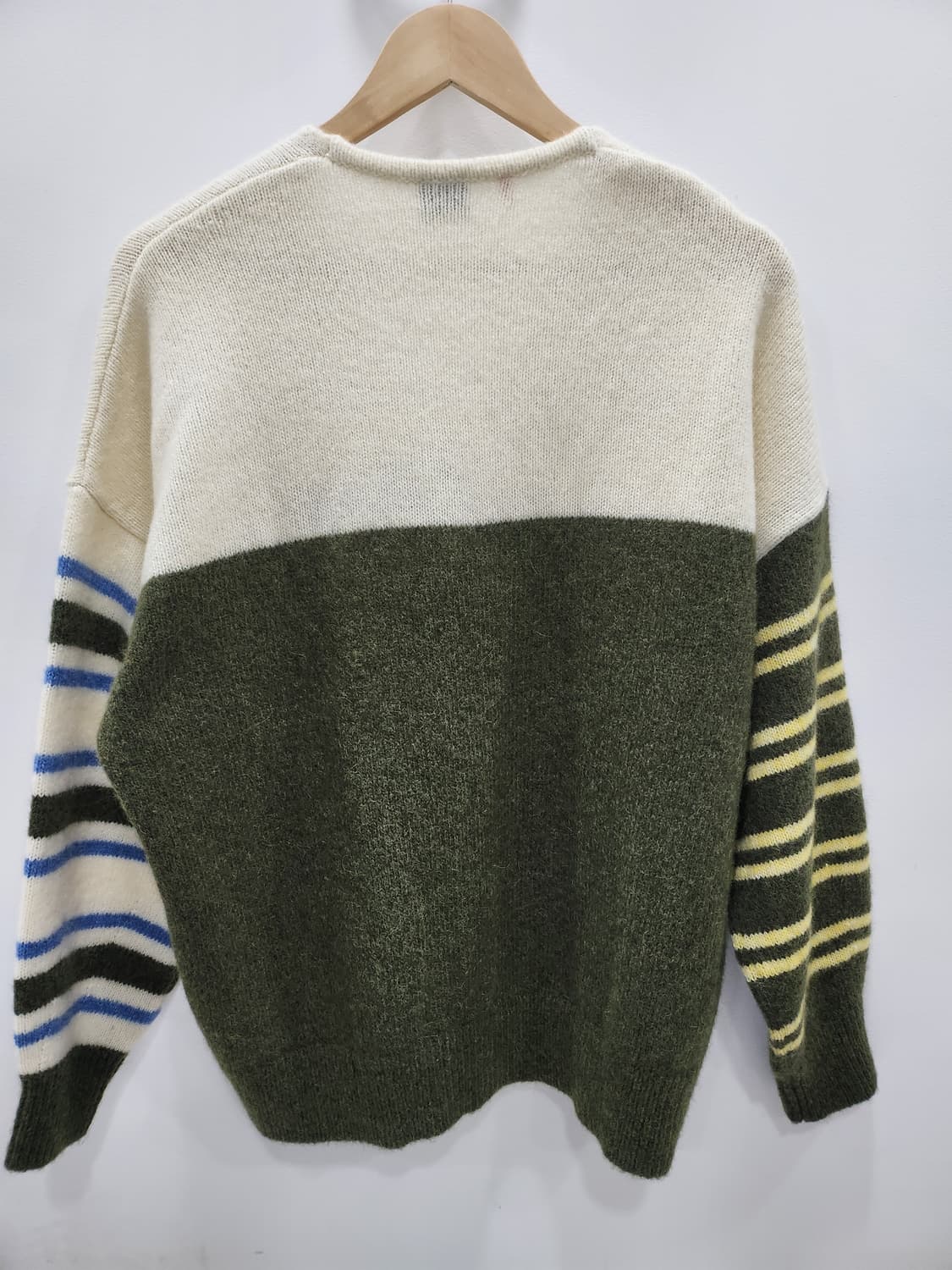 휴고보스 여성 울 알파카 브이넥 니트  상품이미지4