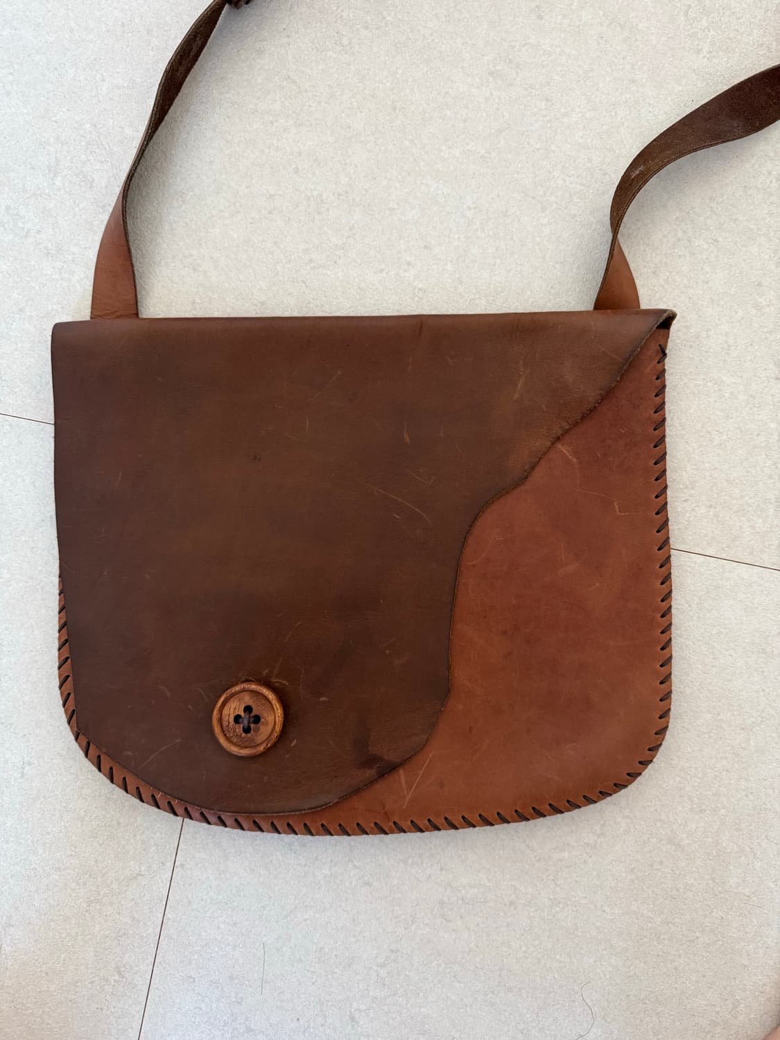 Oak wood button Amber Stitch 레더 크로스백 상품이미지1