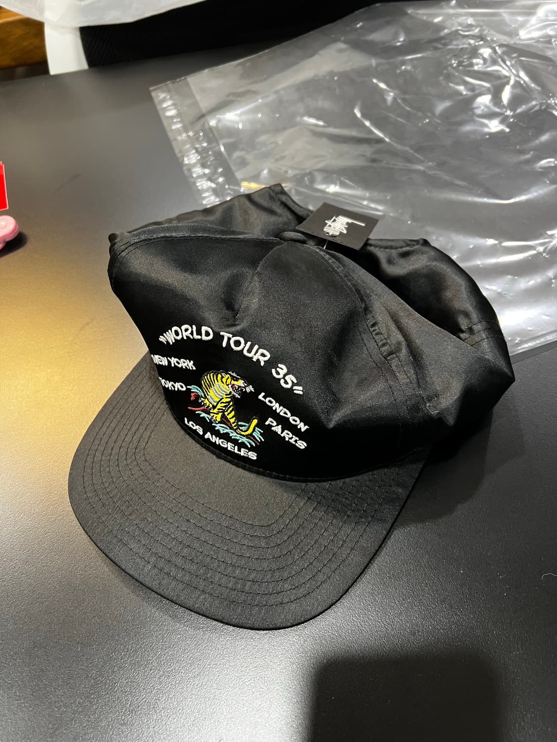 스투시 월드투어 35주년 사틴 캡 상품이미지1