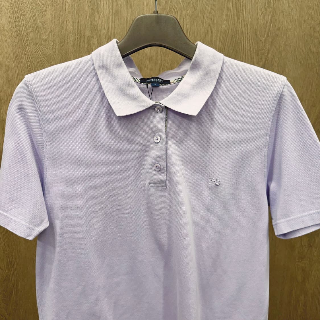 버버리 런던 반팔 PK 티셔츠 로고 자수 사이드 슬릿 디테일 라이트 퍼플 상품이미지4