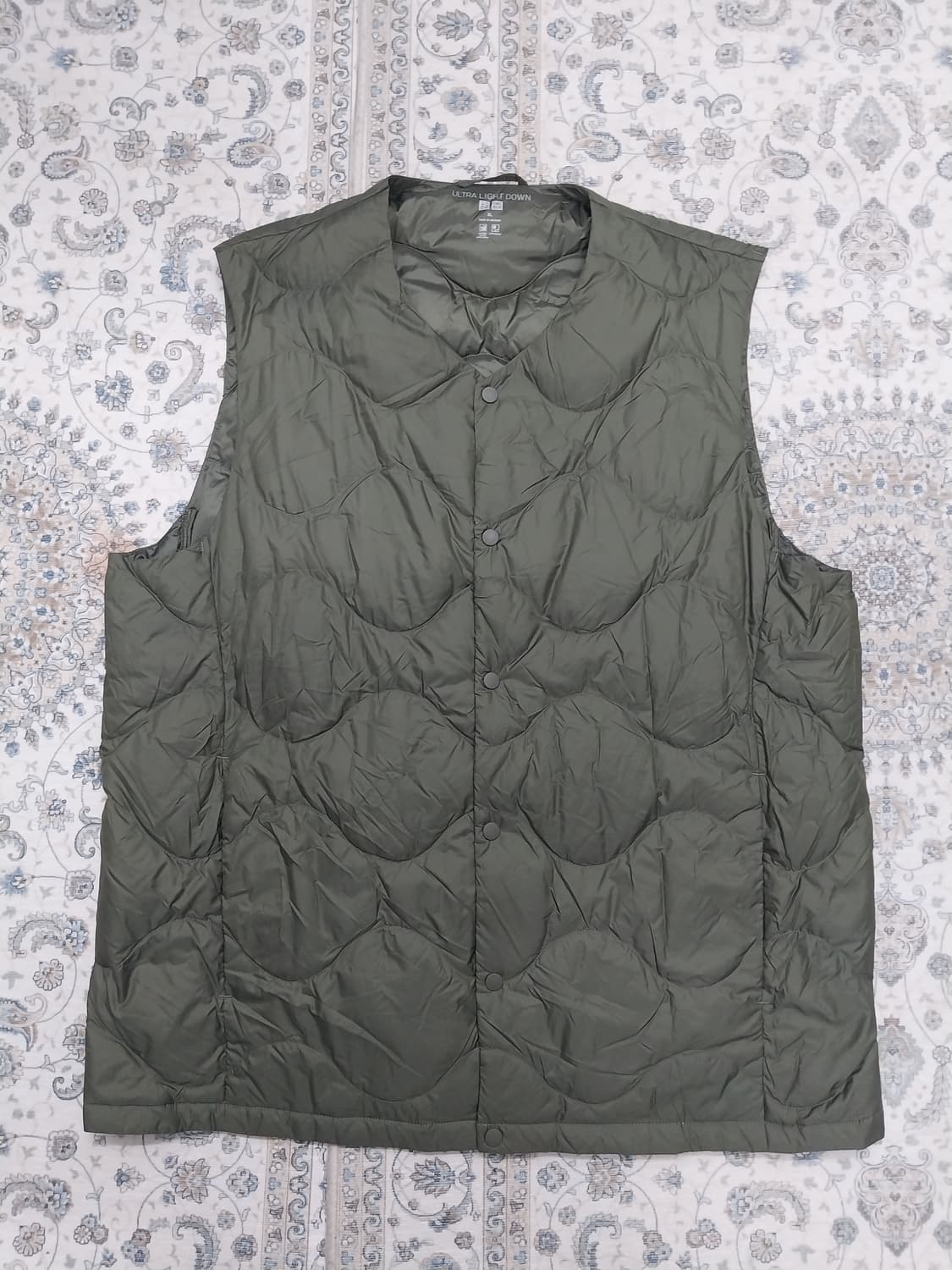 유니클로 ULD 라이트 다운 베스트 올리브 XL 상품이미지1