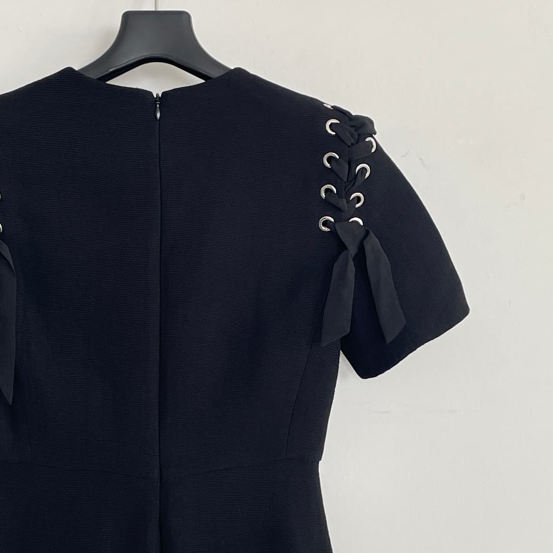 산드로 34,XS 레이스업 디테일 블랙 미디 원피스 상품이미지5