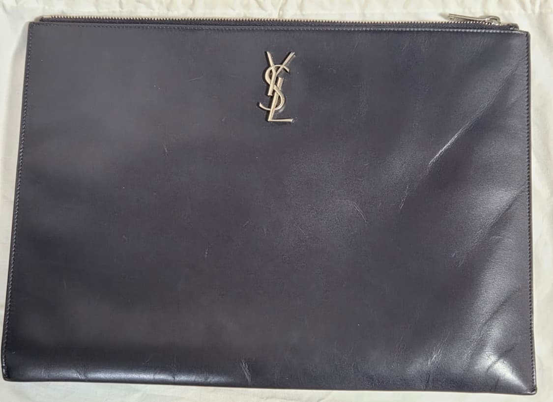 [정품] 입생로랑 모노그램 클러치백 라지 다크네이비 상품이미지1