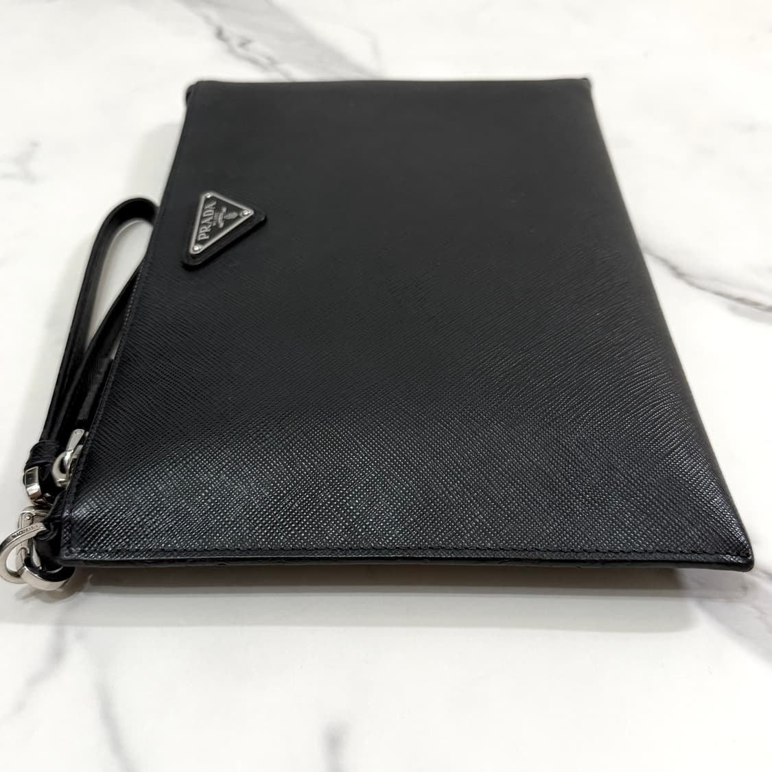 프라다 삼각로고 사피아노 레더 클러치백 가방 블랙 2NH005 상품이미지4